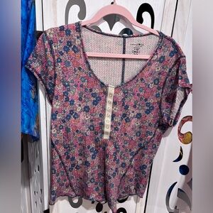 Floral Scoop-Neck Short Sleeve Tee in Pink & Blue